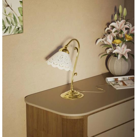 klasicky keramicky tienidlo zlaty luxus elegantny stolna lampa cipkovy dierkovany nocny stolik osvetlenie romanticke loznicove osvetlenie vintage stredomorsky medeny lampa atmosfera svetlo obyvacka.jpg